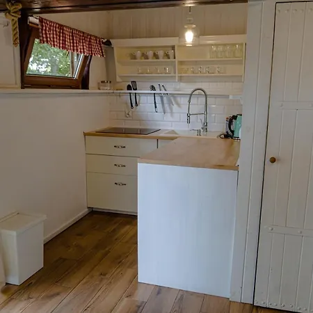 Nad Jeziorem W Karwiku