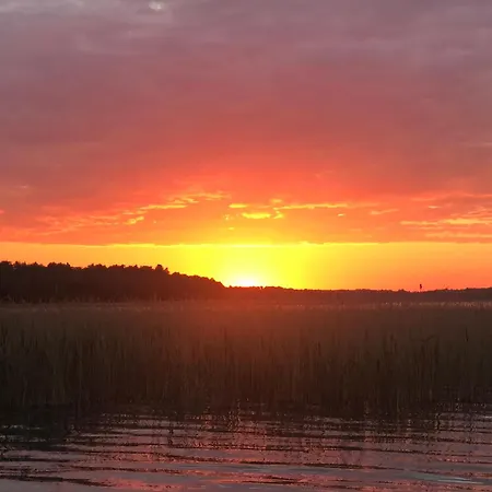 Nad Jeziorem W Karwiku