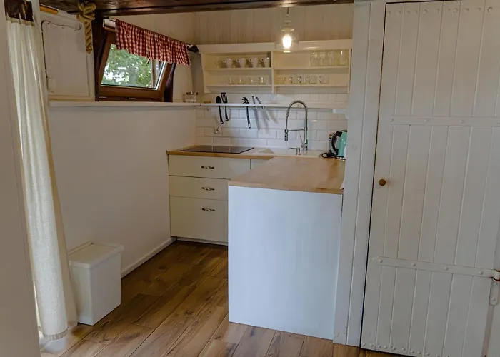 Nad Jeziorem W Karwiku